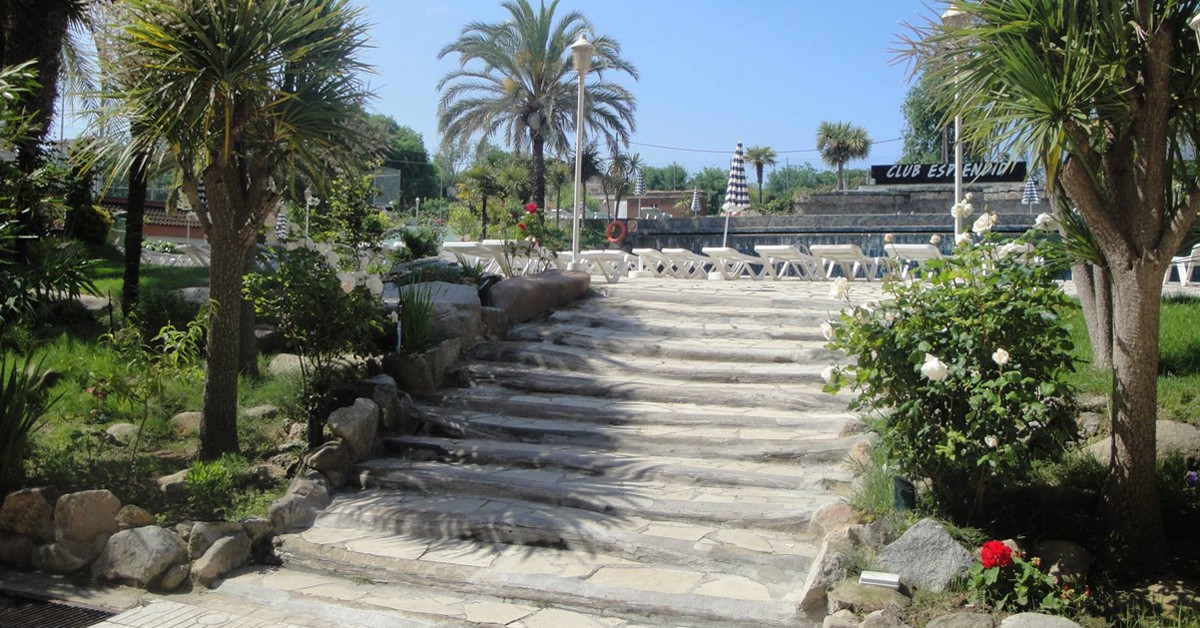 Imagen de la subida a la zona de piscina en el hotel Esplendid 