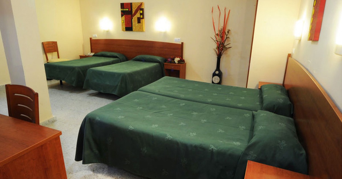 Una de las habitaciones grandes del hotel Rambla