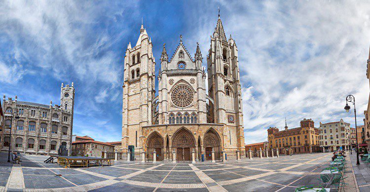 Vista panorámica de la catedral de León. Bbsferrari (iStock)
