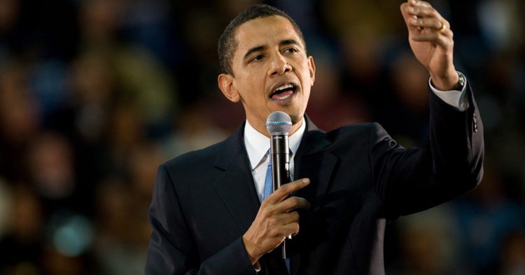 Obama con un micrófono