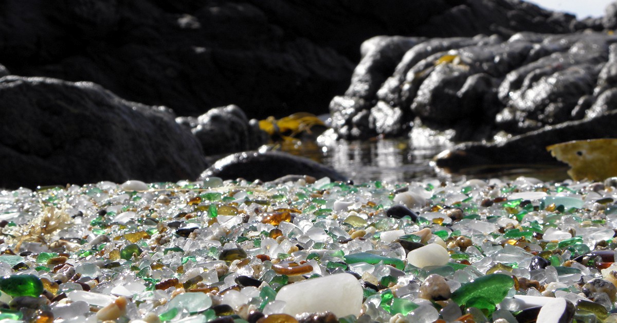 Descubre la preciosa playa hecha con basura de España