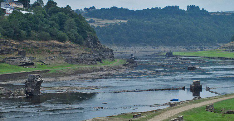 Embalse de Portomarín con las ruinas del pueblo emergidas. Amaianos (Flickr)