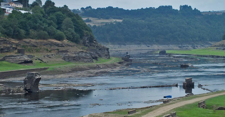 Embalse de Portomarín con las ruinas del pueblo emergidas. Amaianos (Flickr)