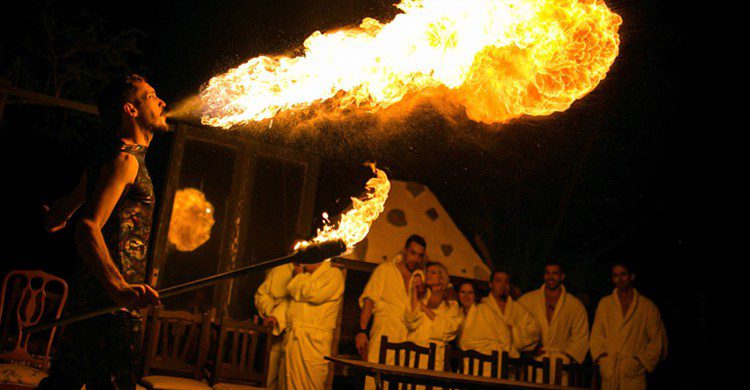 Espectáculo de fuego del restaurante Innato Imagen del espectáculo de fuego del restaurante Innato