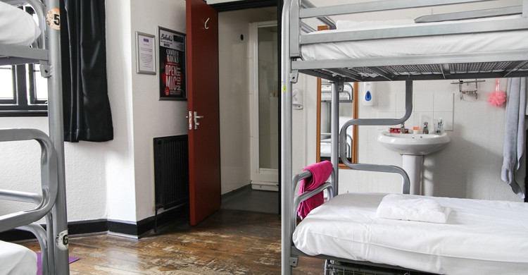 Vista de las literas en el hostel