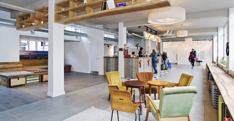 Lobby al estilo de los hostels de Londres Vista del lobby en el Wombats City Hostel