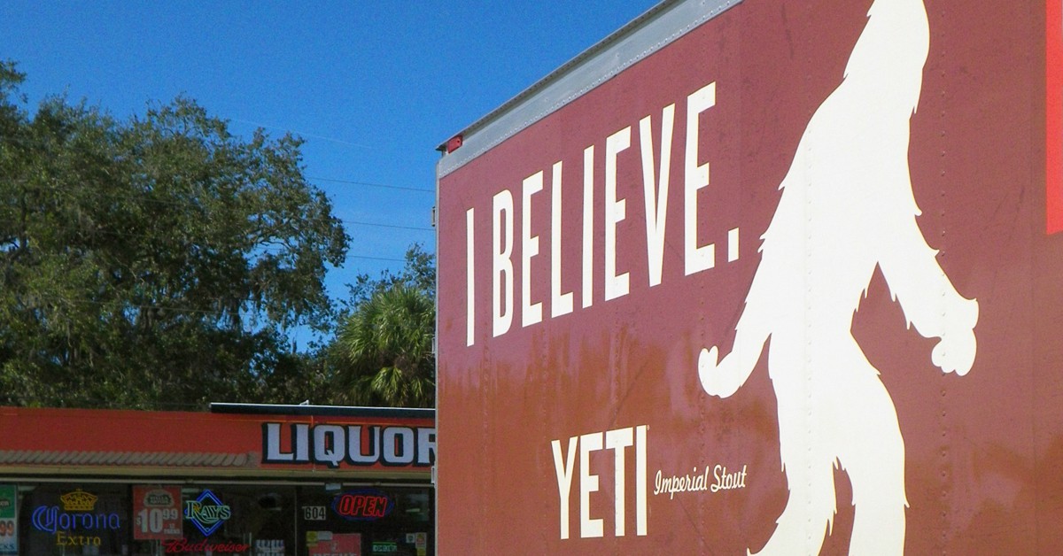 Foto de un camión con foto del Yeti