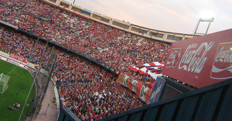 Aficionados colchoneros en las gradas del Vicente Calderón. Sporras (Flickr)