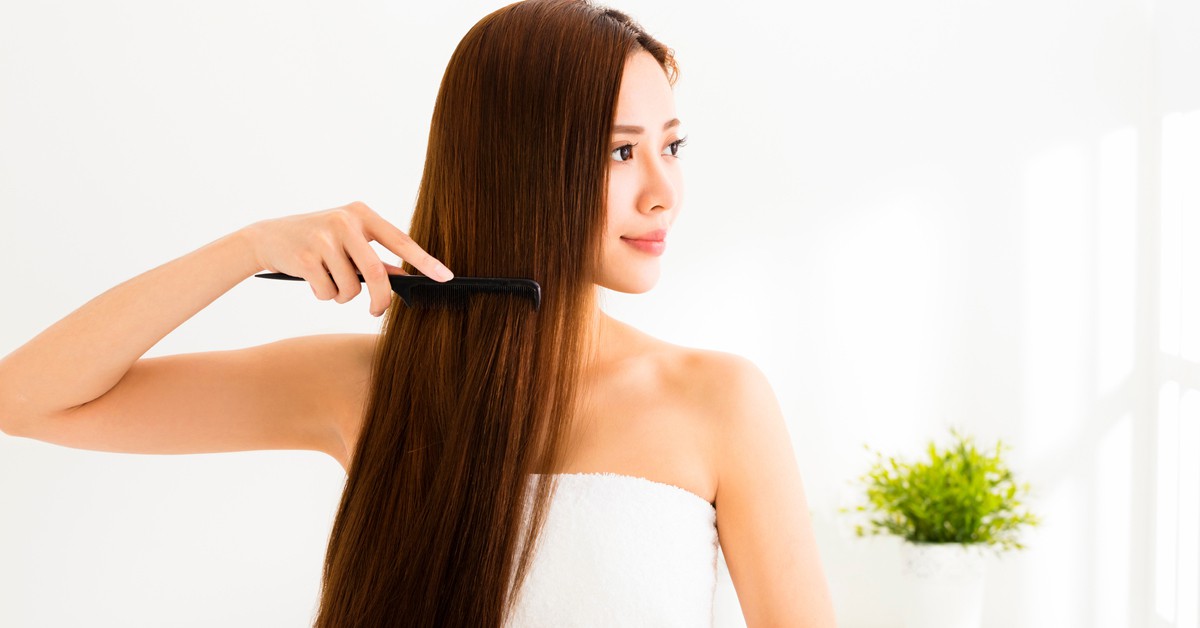 Imagen de una mujer japonesa alisándose el cabello