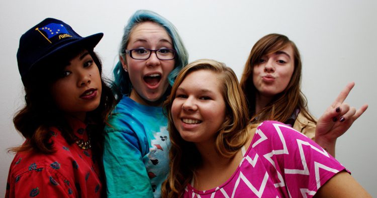 Grupo de amigos en casa de uno de ellos como huéspedes. Chloe Muro (Flickr)