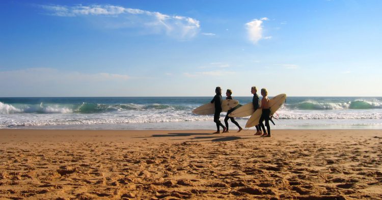 Surfistas en una playa australiana. 