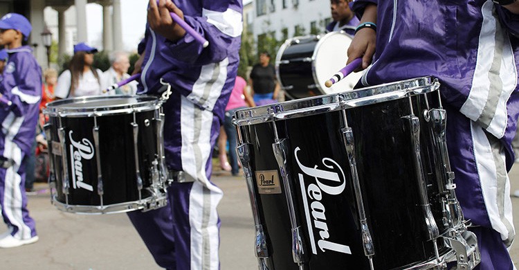 Banda musical durante la celebración del Mardi Gras de Nueva Orleans