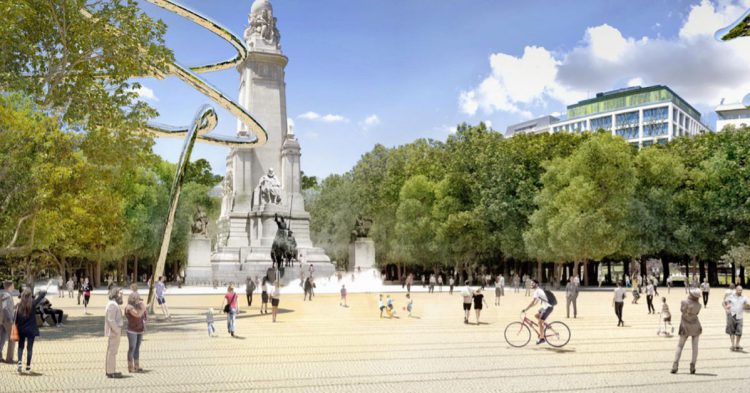 Madrileños pasean por la Plaza España