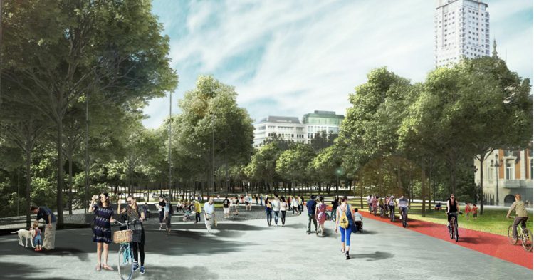 Plaza España de Madrid peatonal en verano