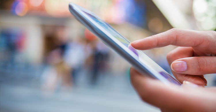 imagen personas buscando en Ipad las entradas al cine