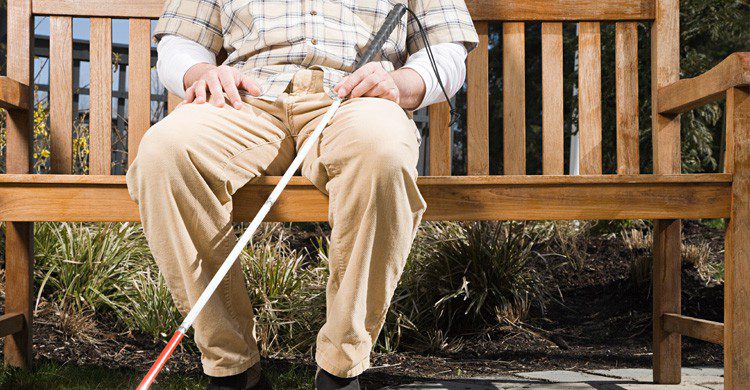 imagen de persona ciega sentada en un banco