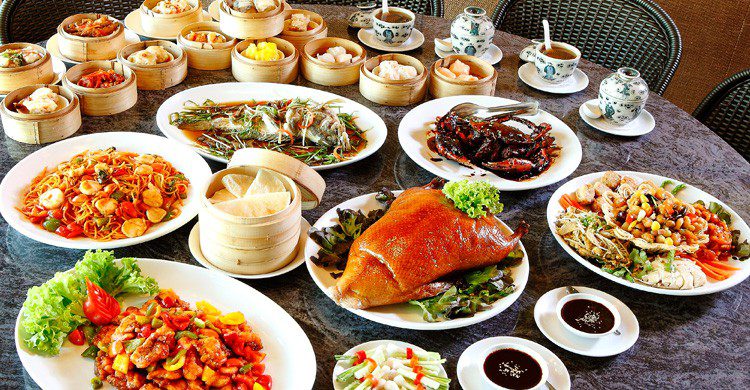 imagen de platos de comida china y chop suey