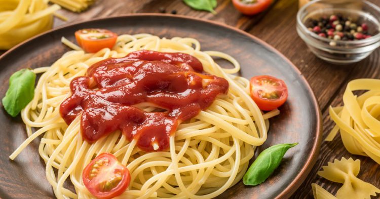 pasta con ketchup delicioso