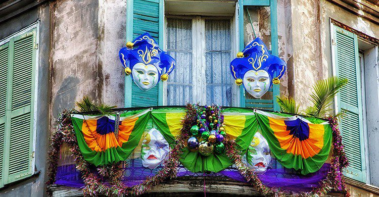 Balcón decorado con máscaras para el Mardi Gras de Nueva Orleans