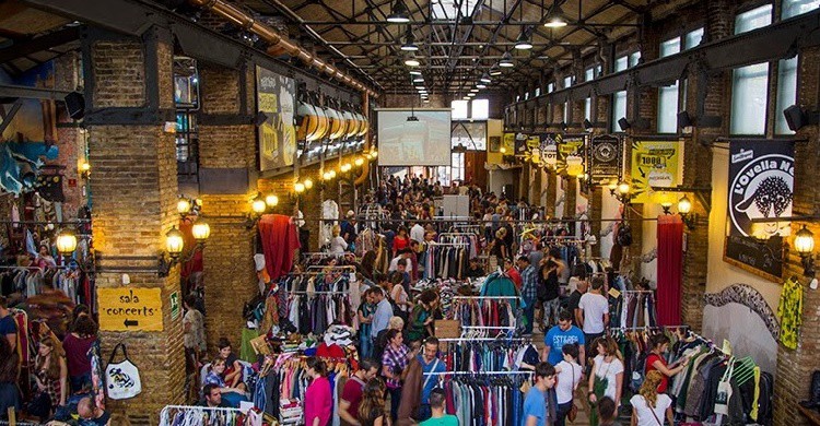 Mercadillo de segunda mano en la Oveja Negra. Alberto Bohera. (http://www.ovellanegrabcn.net/?page_id=5)