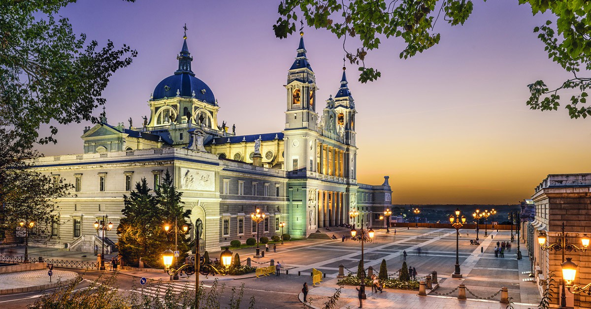Atardecer en la Catedral de la Almudena, Madrid