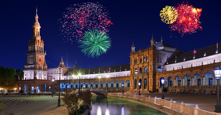 Fuegos artificiales vistos desde la Plaza de España. Tpopova (iStock)