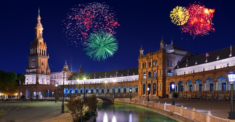 Fuegos artificiales vistos desde la Plaza de España. Tpopova (iStock)