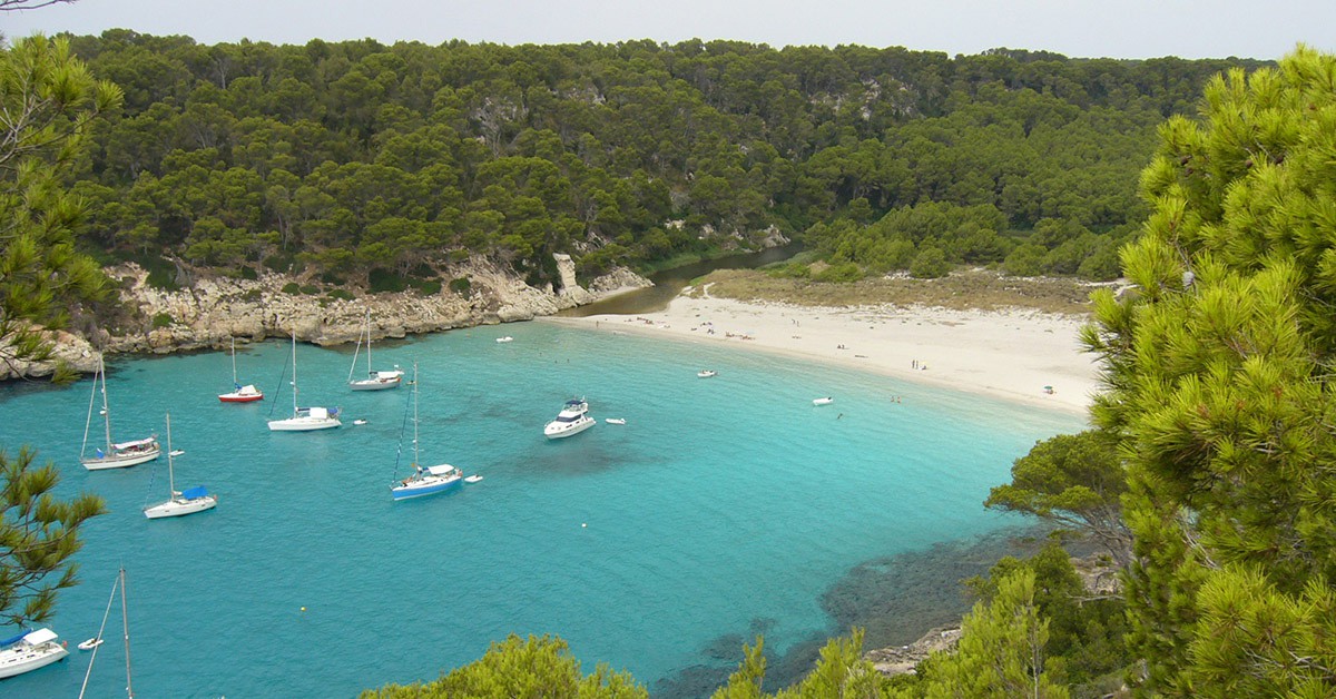 Aguas turquesas en la Cala Trebalúger, Menorca