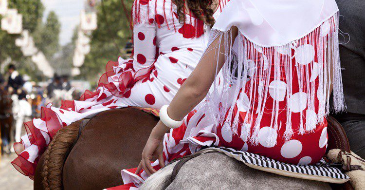 Vestidos típicos de flamenca. Bimberiman (iStock)