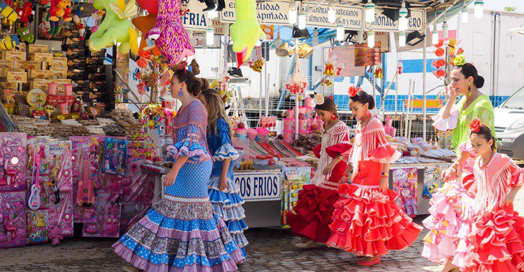 Flamencas pasan por delante de puestos de chucherías. Shootdiem (iStock)