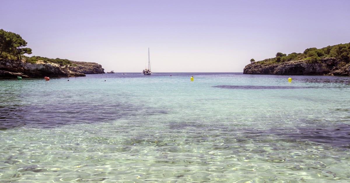 Mar transparente en la Cala Turqueta, Islas Baleares