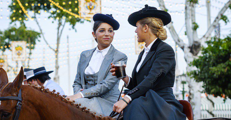 Una sevillana se toma una copa a lomos de un caballo. Shootdiem (iStock)