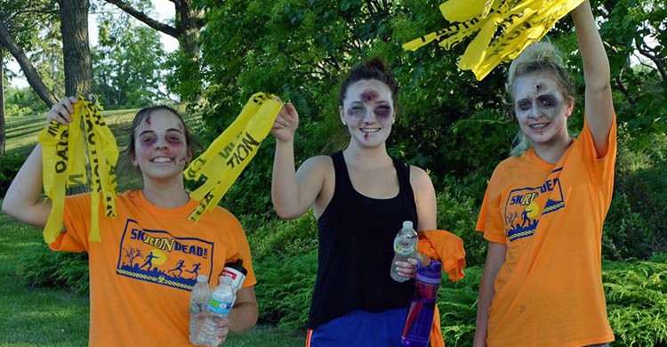 participantes en una carrera zombi