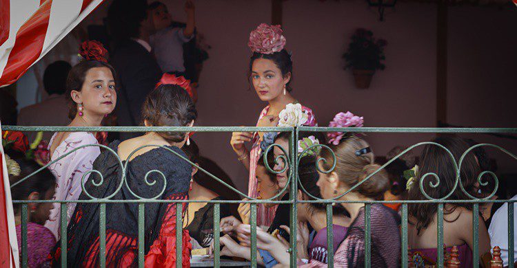 Mujeres en una caseta de la Feria de Abril. Shootdiem (iStock)