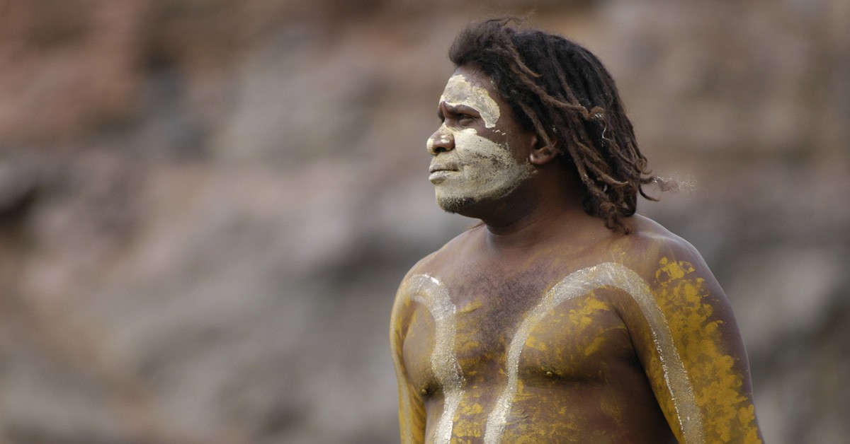 Miembro de una tribu de aborígenes de Australia con el cuerpo pintado