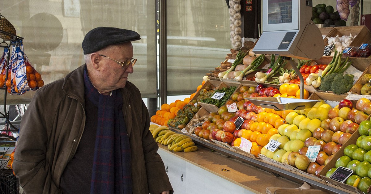 Anciano de boina en un mercado de Madrid