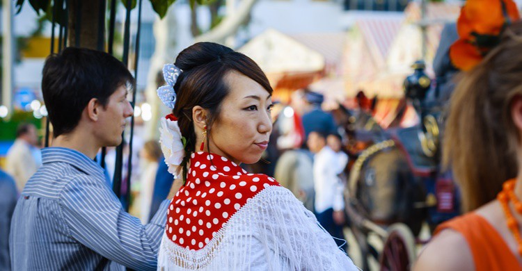 Japonesa en la Feria de Abril vestida de flamenca. Shootdiem (iStock)