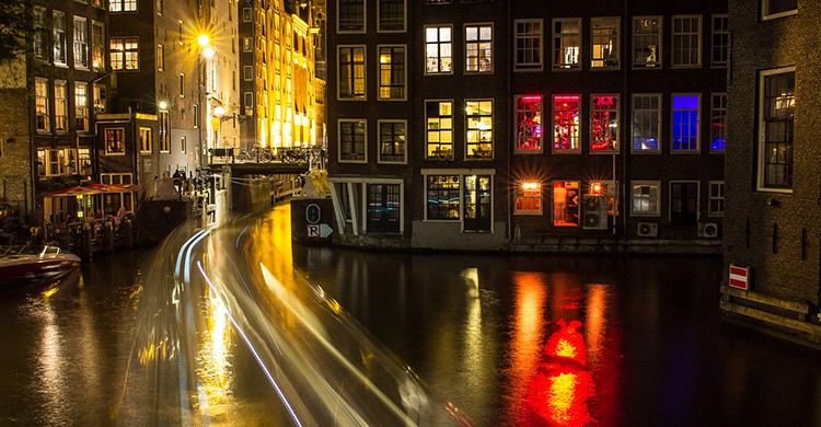 Ventanas iluminadas en el Barrio Rojo de Ámsterdam