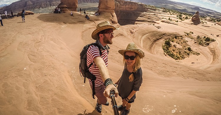 Autorretrato de Charlie y Alex hecho con un palo de selfie