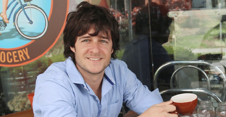 Daniel Tirado en una cafetería