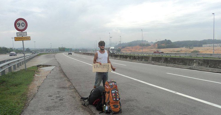 Gonzalo Cazenave haciendo autostop durante uno de sus viajes
