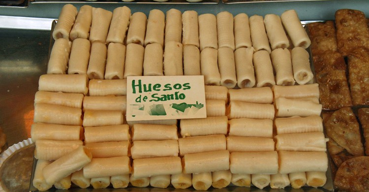 Bandeja de huesos de santos