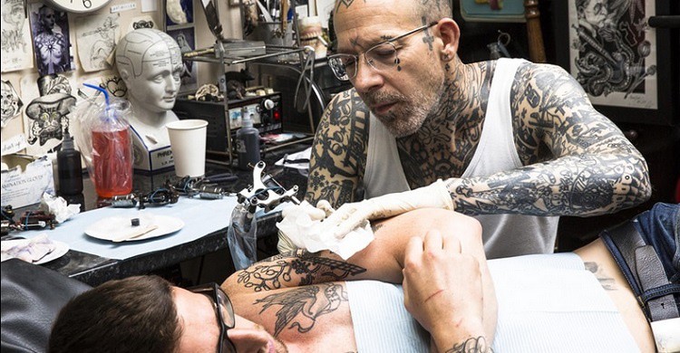 Uno de los tatuadores de Into You. (http://www.into-you.co.uk/)