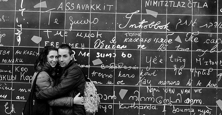 Pareja en el muro je t’aime