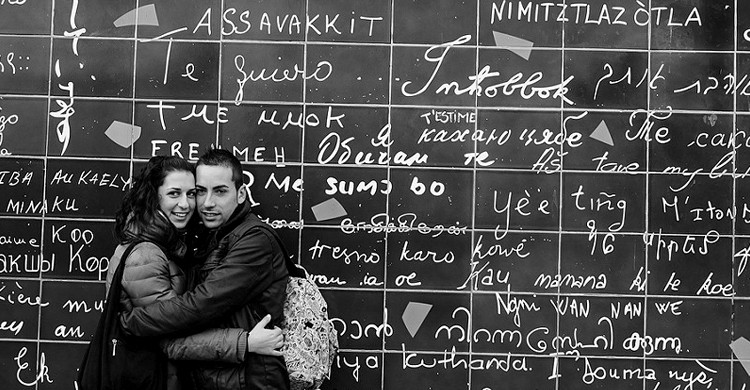 Pareja en el muro je t’aime