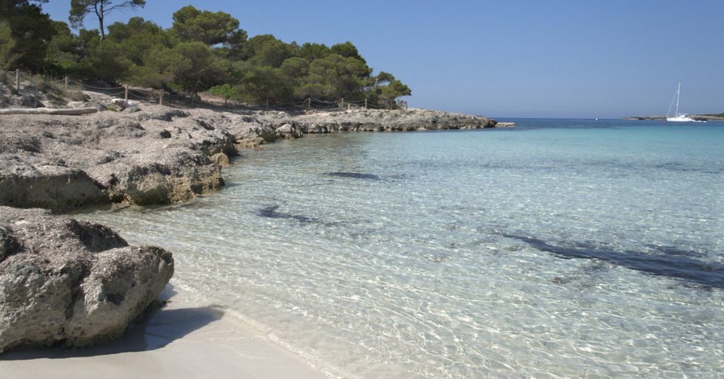 Sigue leyendo 8 lugares increíbles de Menorca que solo descubrirás en scooter