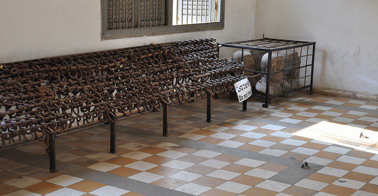 prisión letal Tuol Sleng Foto de una de las habitaciones de detención en la prisión letal Tuol Sleng
