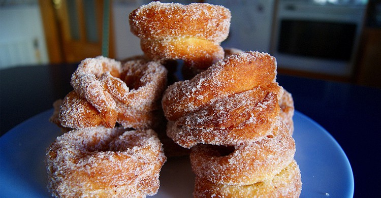 Foto de una pirámide de roscos fritos