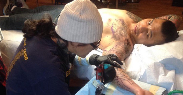 Una de las artistas de Saved Tattoo, trabajando. (https://www.instagram.com/saved_tattoo/)