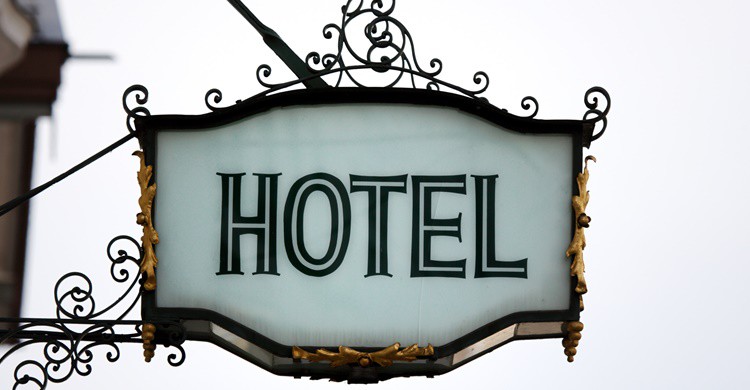 Entrada a un hotel. Manwolste (iStock)